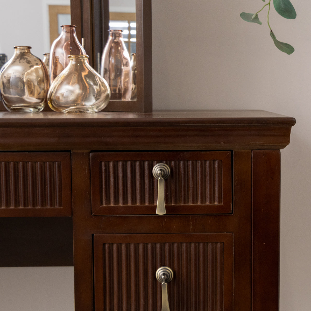 Dark Brown Wooden Reeded Dressing Table & Mirror Set - Georgian Range Melody Maison Ltd Dark Brown Wooden Reeded Dressing Table & Mirror Set - Georgian Range Melody Maison Ltd