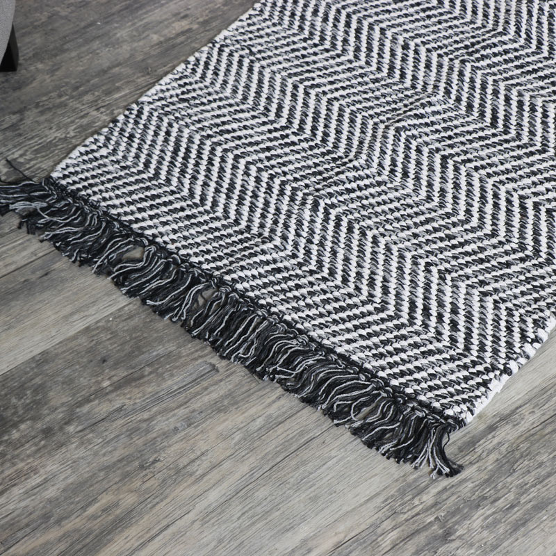 Black and White Woven Herringbone Rug 90cm x 60cm